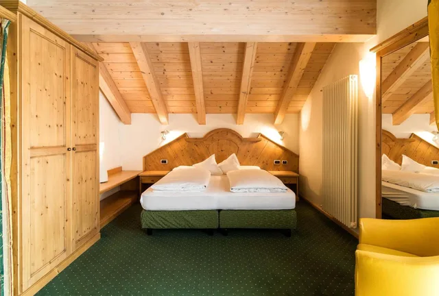 جناح جونيور، Leading Relax Hotel Maria 8/10