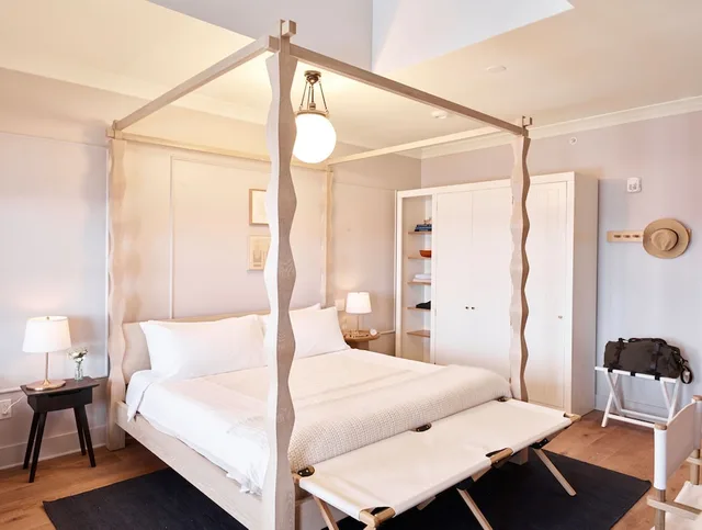 Woods, King Bed، The Lake House on Canandaigua 2/3
