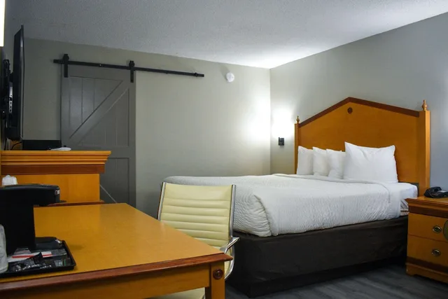 غرفة بسرير كينج لذوي الإعاقة، Rodeway Inn Hot Springs National Park Area 4/8