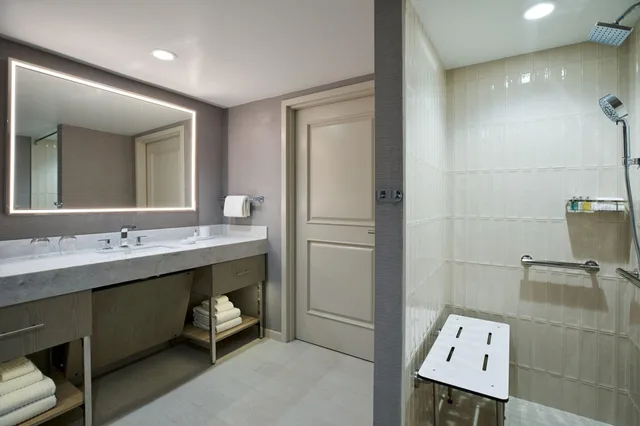 Room, Double Bed, Accessible, VEA Newport Beach, A Marriott Resort & Spa 3/4