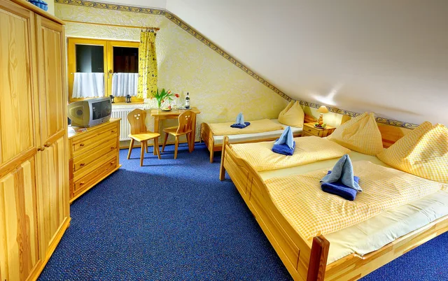 Room, Queen Bed, 3 Extra Beds, Sofa، Penzión Mária 2/3