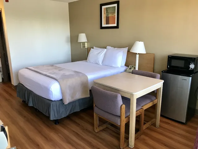 غرفة قياسية بسرير كوين، Sea-Tac Airport Value Inn 2/6