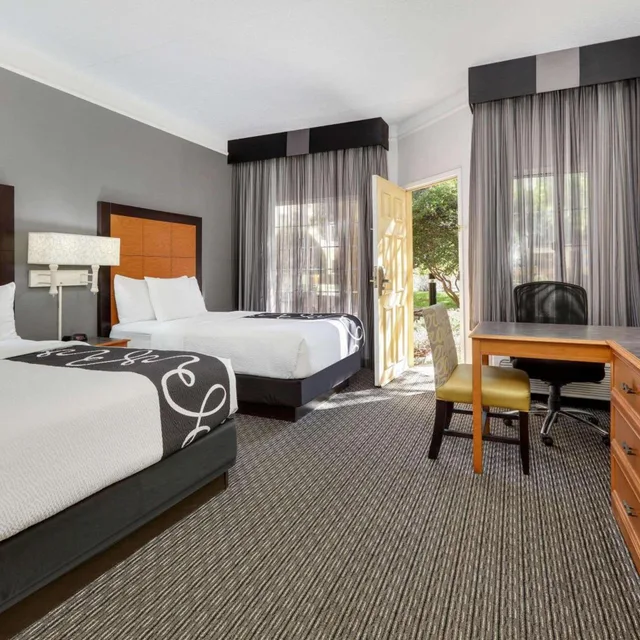 غرفة بسريرين مزدوجين بحوض استحمام لذوي الإعاقة، La Quinta Inn & Suites by Wyndham Dallas - Addison Galleria 4/9