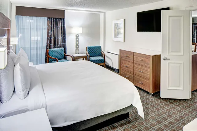 جناح بسرير كينج بغرفتي نوم، DoubleTree by Hilton Milwaukee Downtown 1/3