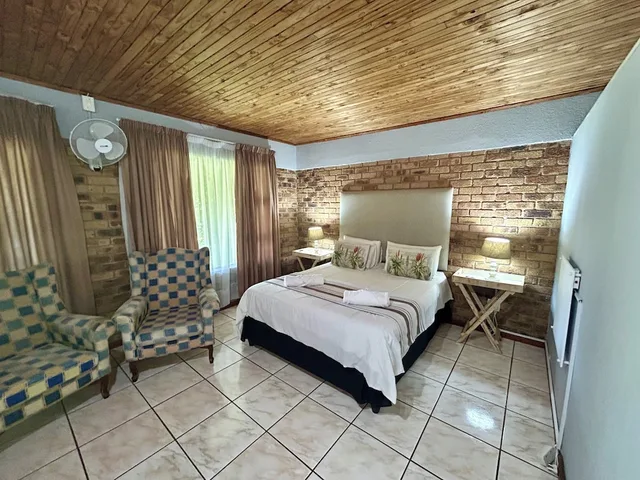 4 Rooms, Family, Queen and Twin Beds, Airport Game Lodge 5/10