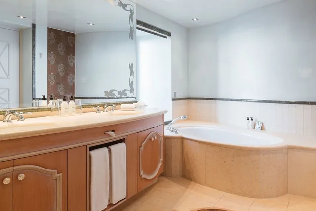2 Bedrooms, Carlton, Suite, 2 King Beds, Murphy Bed, Lake View، Carlton Hotel St Moritz 4/4