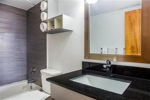 Deluxe, Studio, Suite, King Bed, Partial View، Arya Blu Inn and Suites (Ex Days Inn Ormond Beach Mainsail Oceanfront) 1/1