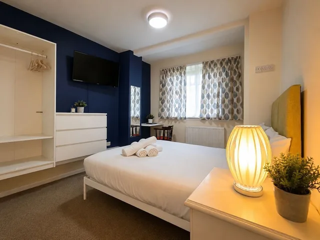 Comfort, Apartment, Queen Bed, Private Bathroom, Crofton House Hotel 3/4