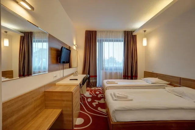 غرفة بسريرين منفصلين بشرفة، Hotel Ave Lux 1/10