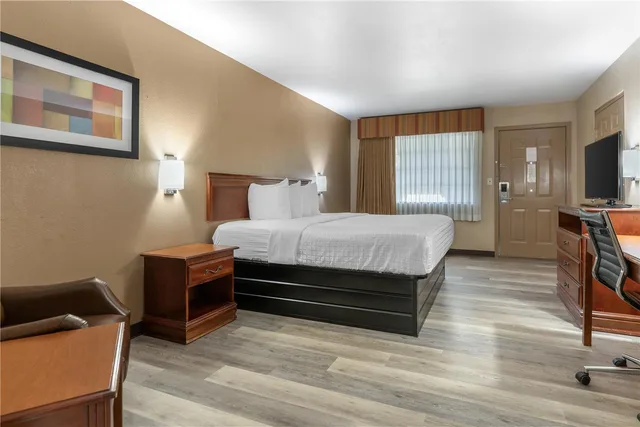 غرفة بسرير كينج لذوي الإعاقة، Surestay Plus Hotel By Best Western Poteau 1/4