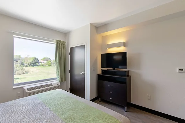 غرفة ديلوكس بسرير كينج بمطبخ صغير لذوي الإعاقة، Studio6 Austin, TX - Airport 2/7