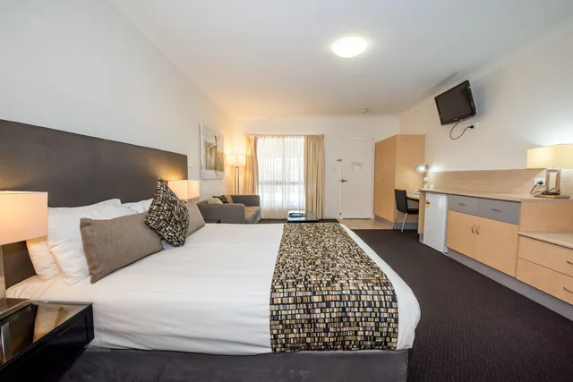 Spa, Queen Bed, Coral Cay Resort Mackay 2/3