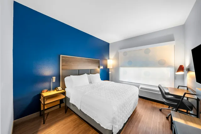 غرفة بسرير كينج لذوي الإعاقة، Tru by Hilton Plano East North Hwy 75 2/5