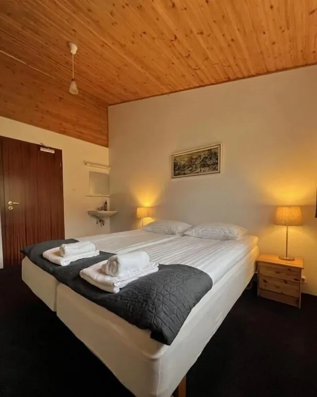 غرفة بسرير مزدوج أو سريرين منفصلين بحمام مشترك، Engimýri Guest House 5/8
