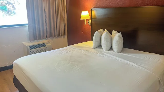 غرفة قياسية بسرير كينج، Motel6 Atlanta Smyrna / Ballpark 4/10