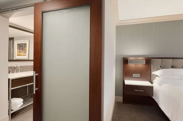 غرفة قياسية بسرير كينج، Hilton Philadelphia City Avenue 2/2