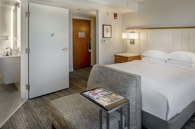 جناح جونيور بسرير كينج لذوي الإعاقة، Hilton St. Louis at the Ballpark 4/6