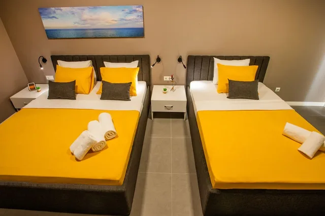 غرفة سوبيريور بسرير كينج وسرير فردي بإطلالة على الحديقة بشرفة مع سرير سحّاب إضافي، First Joy Hotel 1/2