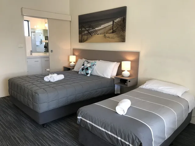 غرفة بسرير كوين وسرير فردي، Robetown Motor Inn And Apartments 2/5