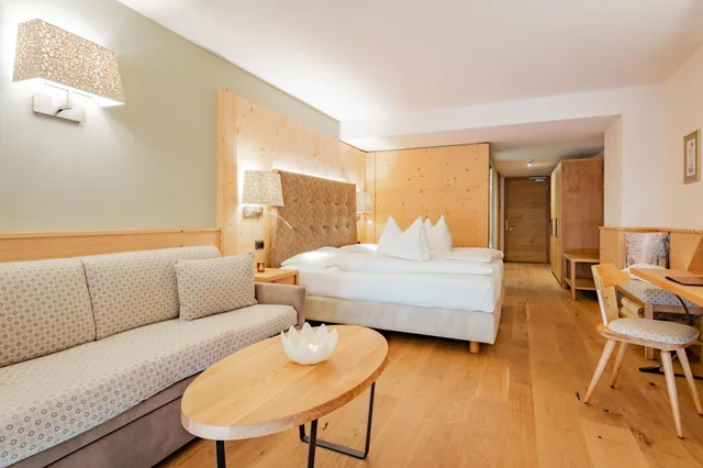 جناح جونيور، Hotel Cesa Tyrol 6/10