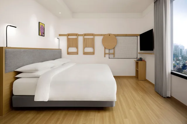 Room, King Bed, City View, Moxy Seoul Insadong 2/5