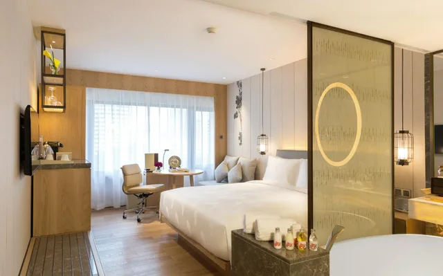 Room, King Bed, City View, The Garden Hotel Guangzhou 1/1