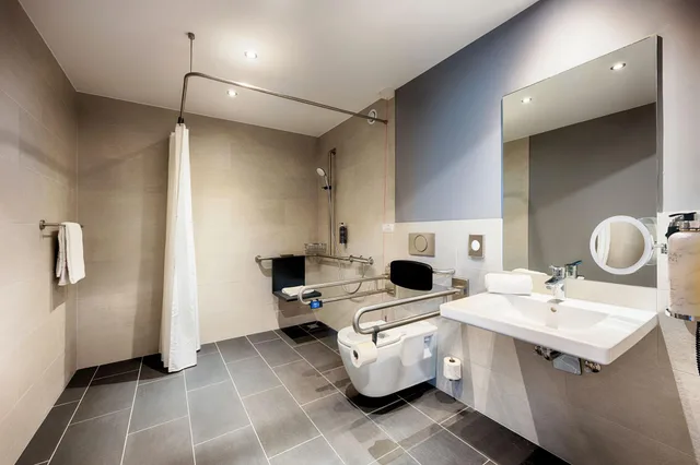 غرفة لذوي الإعاقة، Premier Inn Berlin Airport 4/4