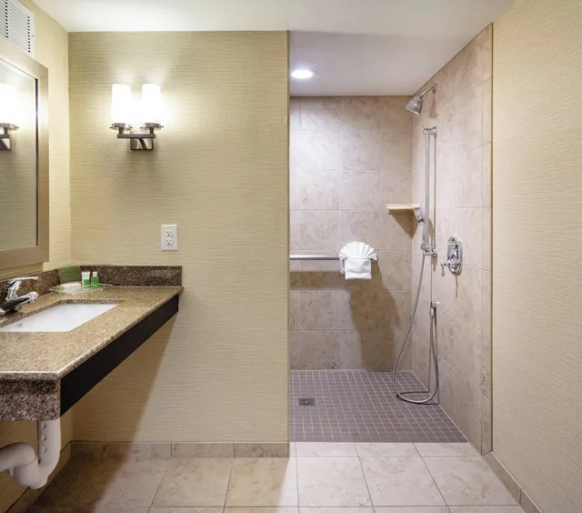 غرفة قياسية بسرير كينج، Holiday Inn Wichita East I 35 4/4