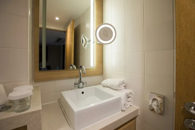 Guest Room, Twin Beds, with View, DoubleTree by Hilton Coventry Building Society Arena 5/8