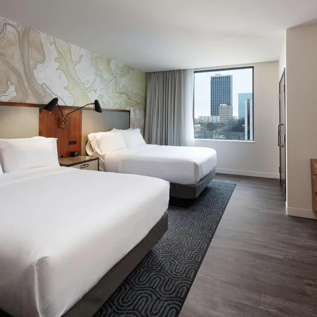 جناح بسريرين كوين بغرفتين مع أريكة، EMBASSY SUITES BY HILTON AMARILLO DOWNTOWN HOTEL 1/6