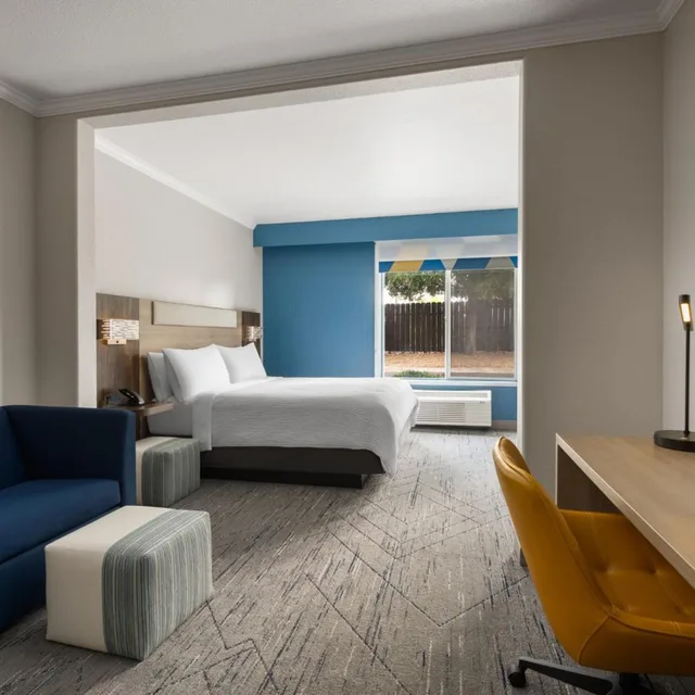 غرفة بسرير كينج مع أريكة، Holiday Inn Express Hotel And Suites Paso Robles 3/6
