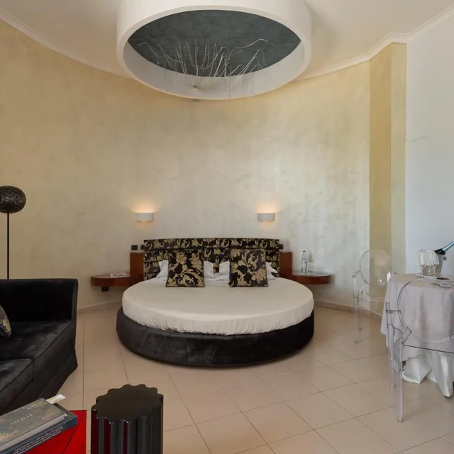 جناح جونيور، Grand Hotel Sofia 6/6