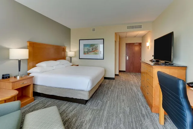 غرفة ديلوكس بسرير كينج بحوض استحمام في طابق مرتفع لذوي الإعاقة، Drury Inn & Suites Orlando 2/6