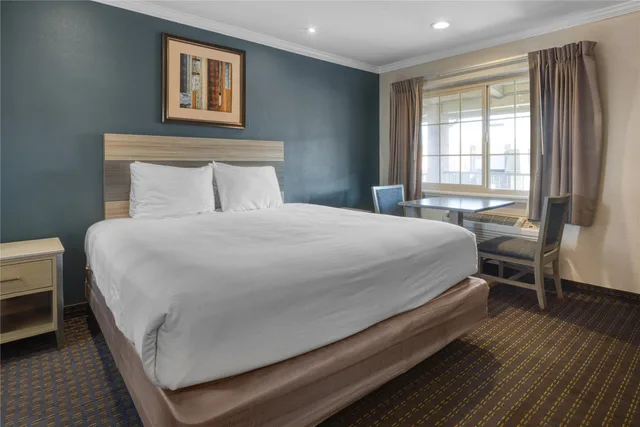 غرفة بسرير كوين وسرير فردي، SureStay Hotel by Best Western San Rafael 3/8