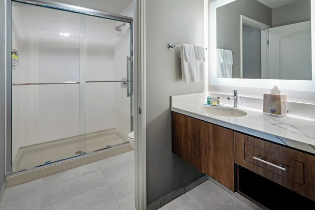 جناح استوديو بسرير كوين بمطبخ بحوض استحمام لذوي الإعاقة، Staybridge Suites Long Beach Airport 4/8
