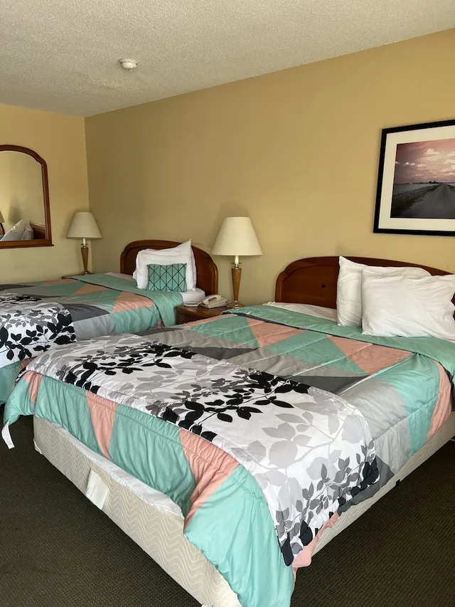 غرفة اقتصادية بسريرين كوين، Ambassador Inn 2/6