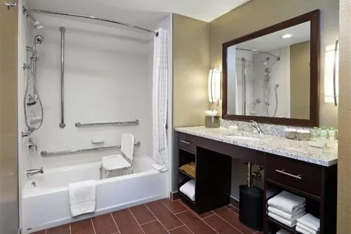 جناح بسرير كينج بحوض استحمام لذوي الإعاقة، Homewood Suites by Hilton Calgary-Airport, Alberta, Canada 1/2