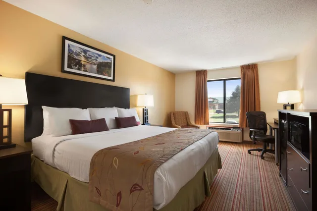 غرفة بسرير كينج، Ramada by Wyndham Wisconsin Dells 1/2