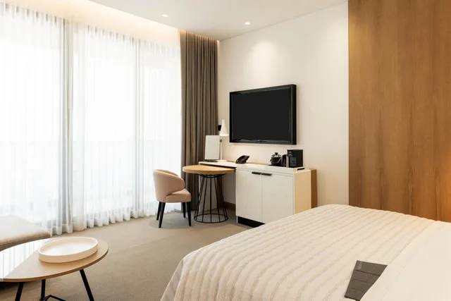 Royal, Club, Guest Room, King Bed, Jbr View, Executive Lounge Access، Le Royal Meridien Beach Resort & Spa 1/4