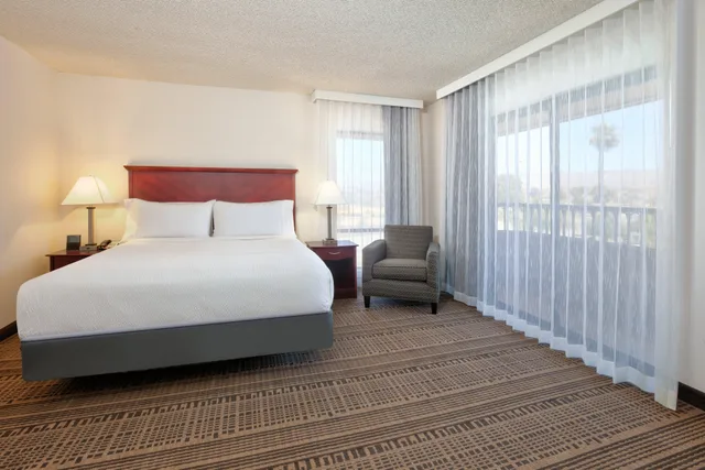 Efficiency, Suite, King Bed، Holiday Inn Hotel And Suites 2/3