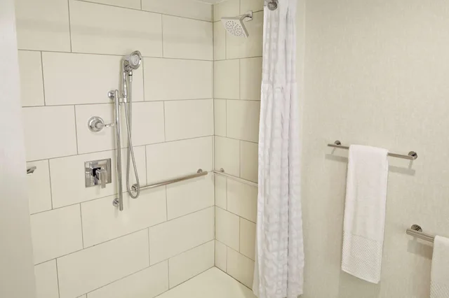 غرفة بريميوم بسرير كينج، Embassy Suites by Hilton Atlanta Galleria 2/2
