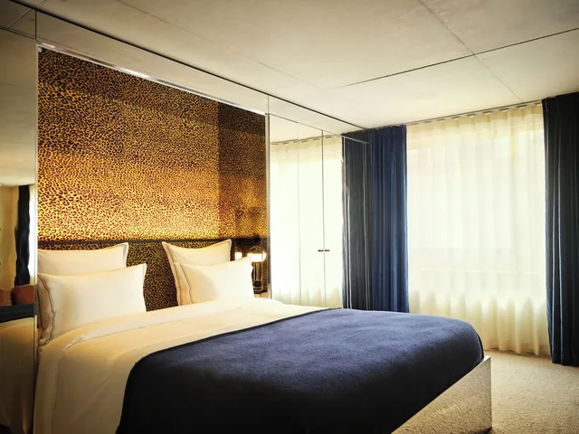 Dali, Suite, Queen Bed, Hotel Le Bus Palladium 1/2
