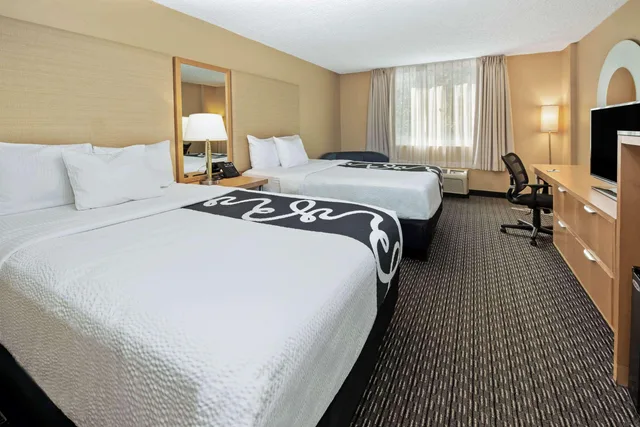 غرفة بسريرين مزدوجين بإطلالة، La Quinta Inn Suites By Wyndham West Palm Beach Airport 1/1