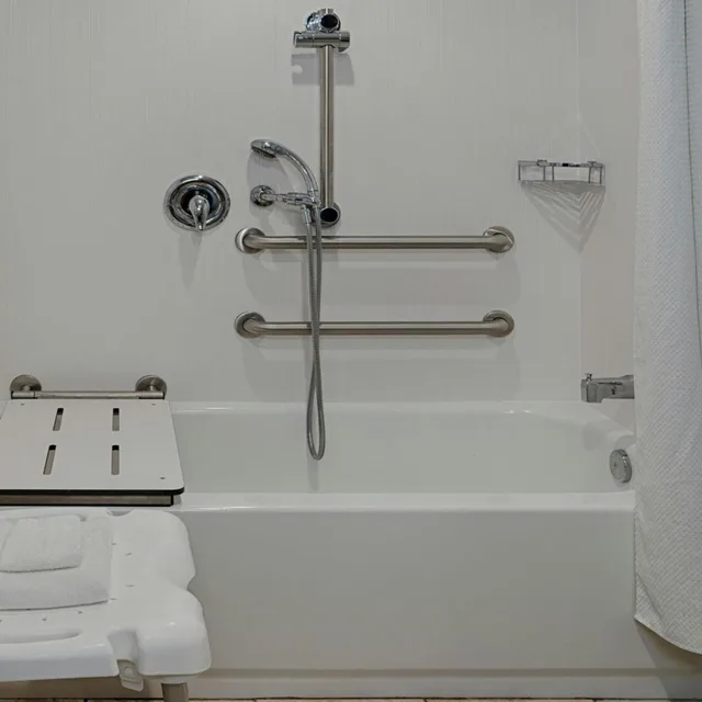 جناح بسرير كينج بغرفة نوم واحدة مع أريكة بحوض استحمام لذوي الإعاقة، Courtyard By Marriott Springfield Downtown 5/8