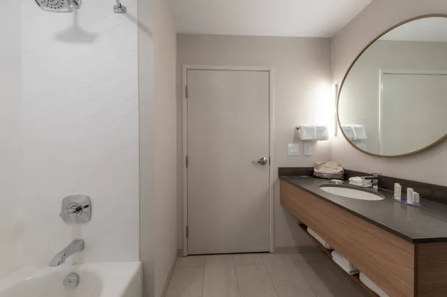 Room, King Bed, Fairfield Inn & Suites by Marriott Revelstoke 7/10