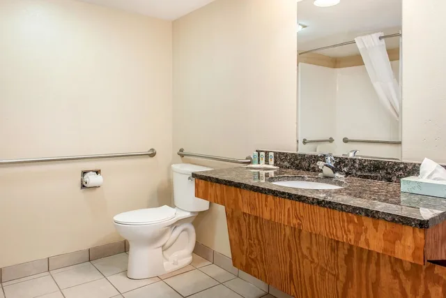 Room, Queen Bed, Accessible, Quality Inn Findlay 6/7