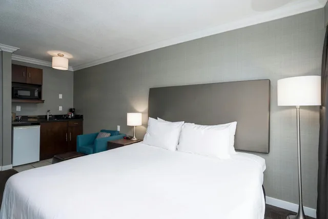 غرفة قياسية بسرير كينج، Sandman Hotel Revelstoke 1/4