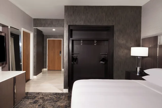 غرفة بسرير كينج لذوي الإعاقة، Dallas Fort Worth Airport Marriott 2/4
