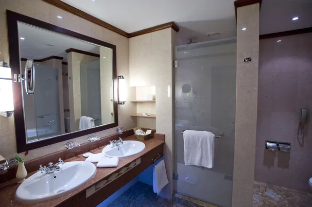 جناح تنفيذي بسرير كينج، Kigali Serena 3/5