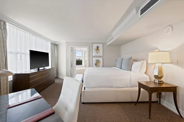 غرفة بسرير كينج وسرير كوين بغرفتي نوم بإطلالة جزئية على البحر مع أريكة، MARCO BEACH OCEAN RESORT 3/4